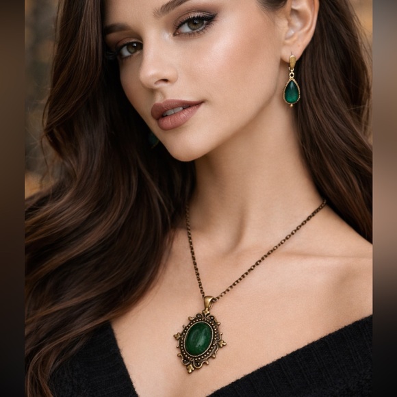 Jewelry - Vintage Green Pendant Necklace